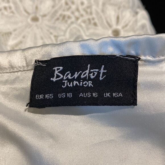 White layers of lace zipper back skirt size 0 - Picture 3 of 7